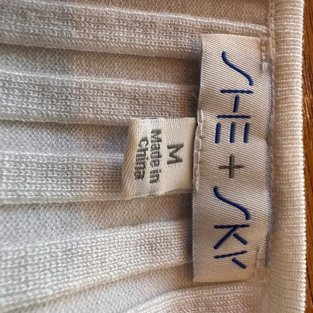 Elegant White Ribbed Sweater excellent used condition, size medium - Picture 3 of 5